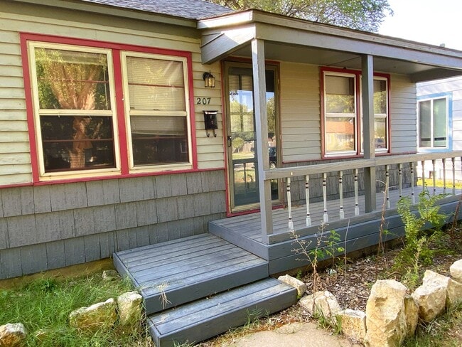 Building Photo - 207 S Mt Carmel St Rental