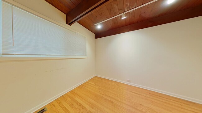 Building Photo - 719 W Buckingham Pl Unit 2