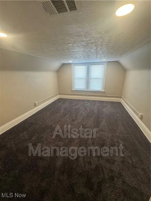 Photo - 521 E 109th St