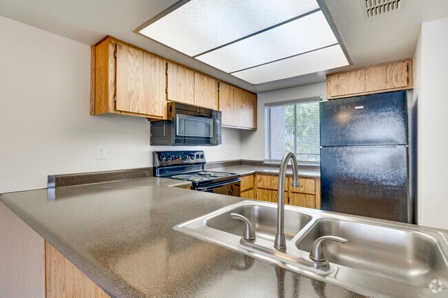 2BR, 1BA - 815SF - Kitchen