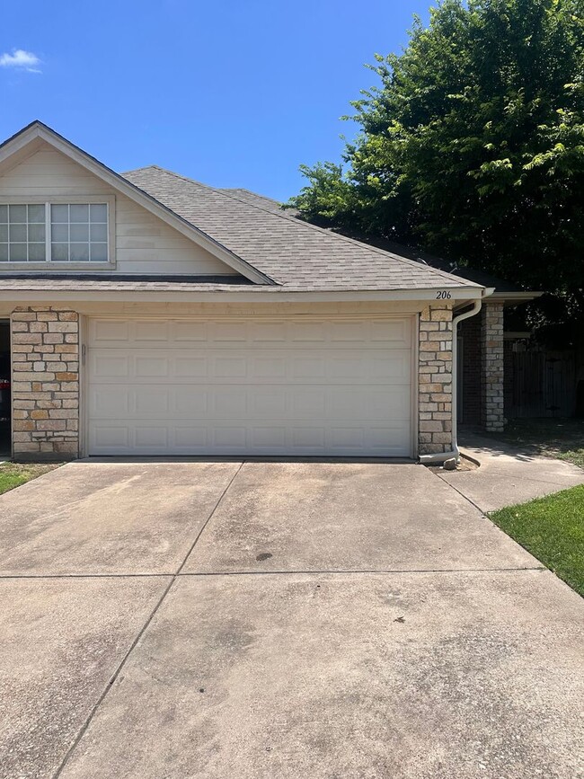 Photo - 3/2/2 in a quiet neighborhood located right in the heart of Weatherford.