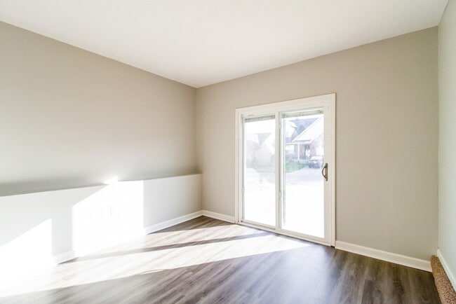 Photo - 1530 Singh St