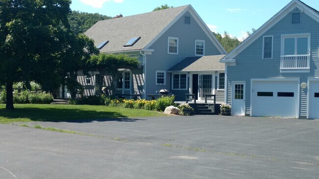 3 Bed cape, 2 car garage - 422 Co Rte 7 Casa