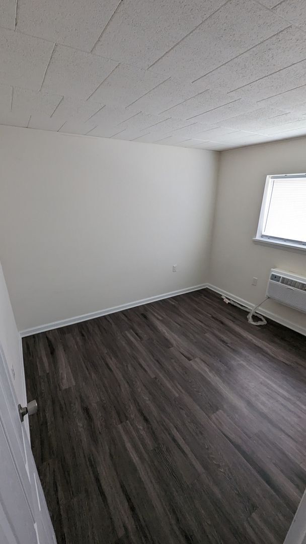 Building Photo - Bright and clean 1 Bedroom Unit 2C