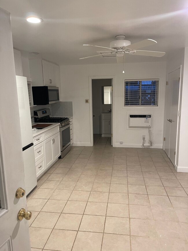 Building Photo - 7330 Yarmouth Ave Unit Studio Rental
