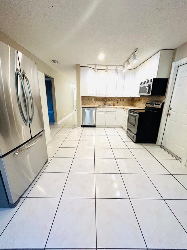 Building Photo - 1470 NW 93rd Ter Rental