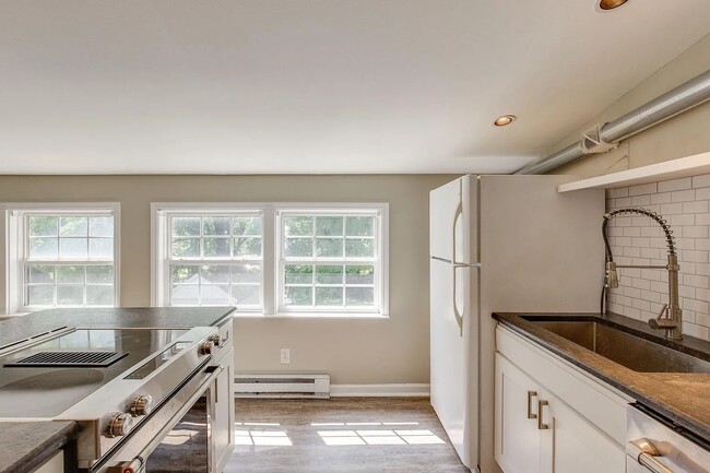 Lots of light - 253 Thuss Ave Unit B