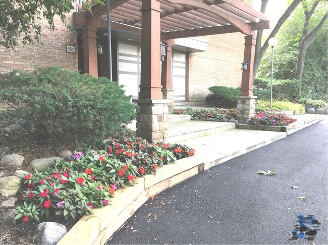 Building Photo - 5820 Oakwood Dr Unit 3J