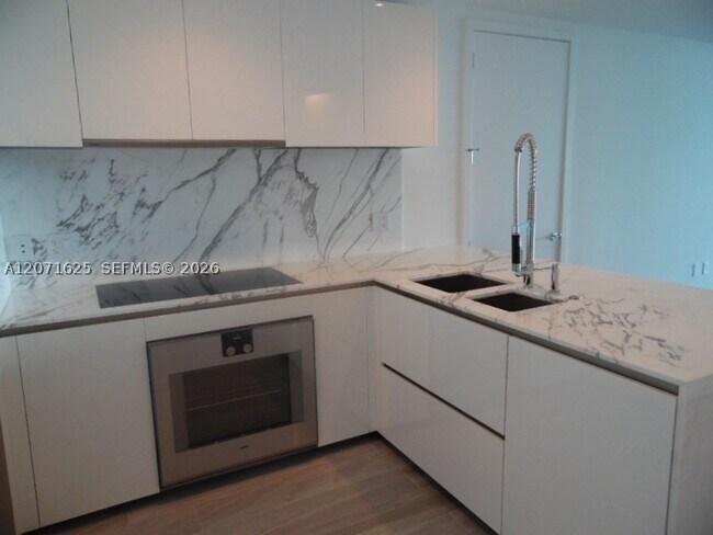 10201 Collins Ave Unit 805