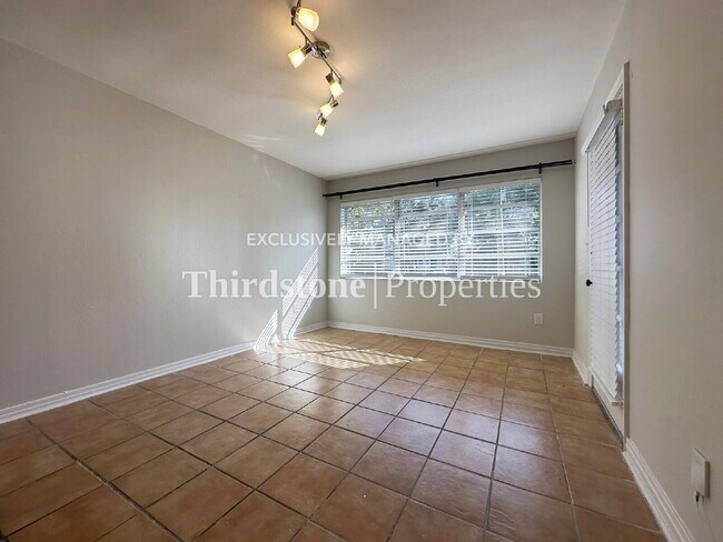 Photo - 2855 Lydia St