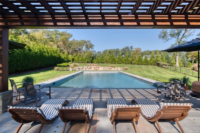 Photo - 2055 Grandview Dr