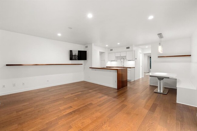 Building Photo - 505 W 7th St Unit 215 Rental
