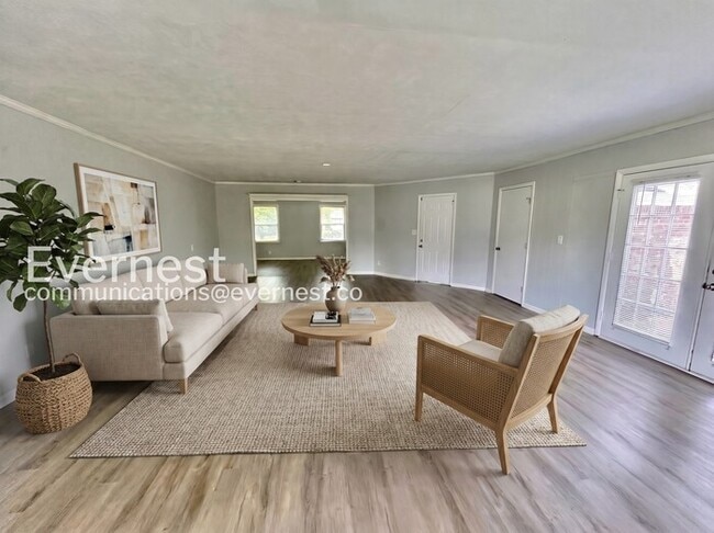 Photo - 418 Center Cir SW