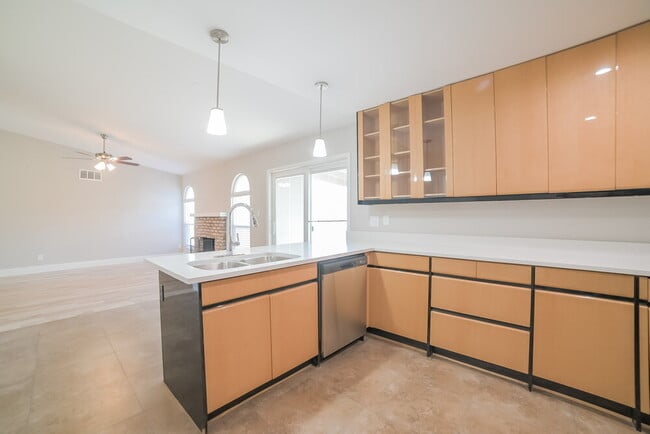 Photo - 631 W Lindner Ave