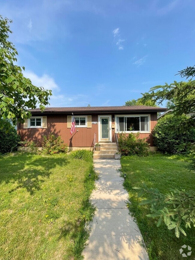 Building Photo - AVAILABLE AUGUST 15th! - 3 bed 2 bath home!