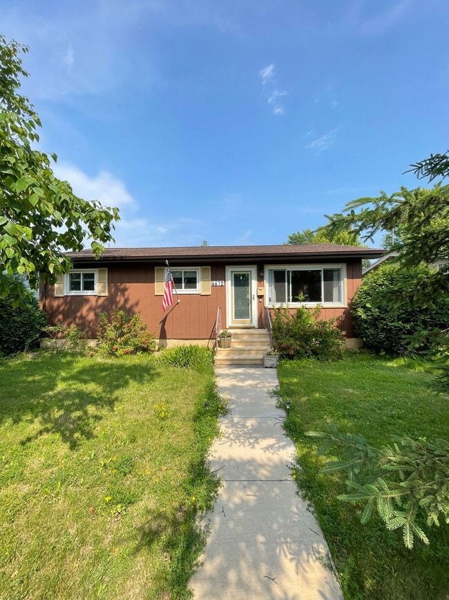 AVAILABLE AUGUST 15th! - 3 bed 2 bath home! - AVAILABLE AUGUST 15th! - 3 bed 2 bath home!
