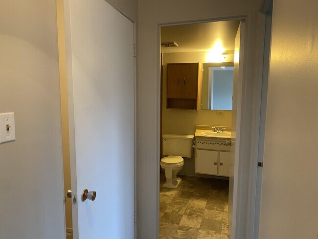 Photo - 999 Bowen Rd