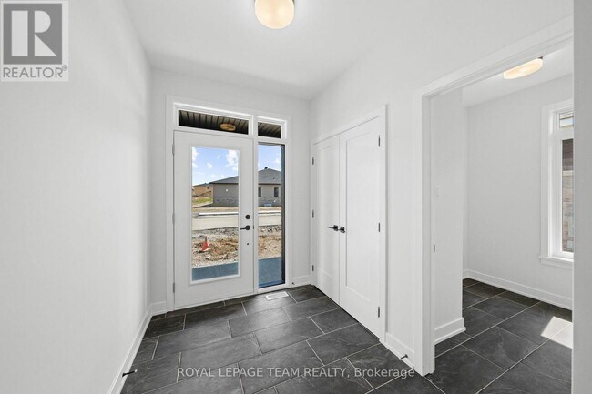 Photo - 1090 Moore St