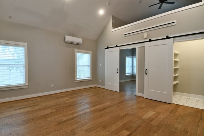 Photo - 4875 Main St