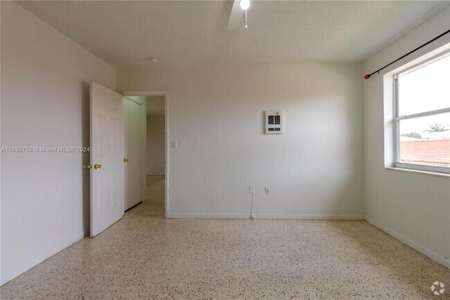 Building Photo - 225 SW 18th Ave Unit 7 Rental