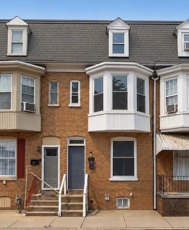 Building Photo - 460 S Pershing Ave