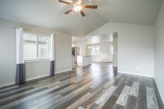 Photo - 423 Hollyhock Ln