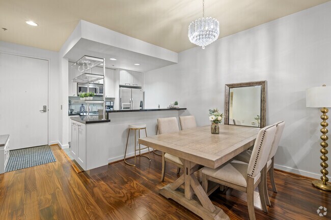 Building Photo - 585 N Rossmore Ave Unit 208 Rental