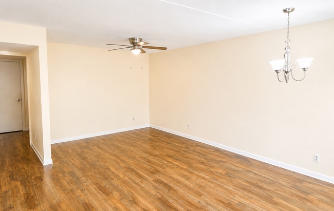 Building Photo - 1673 Spring Garden Ct Unit 1673