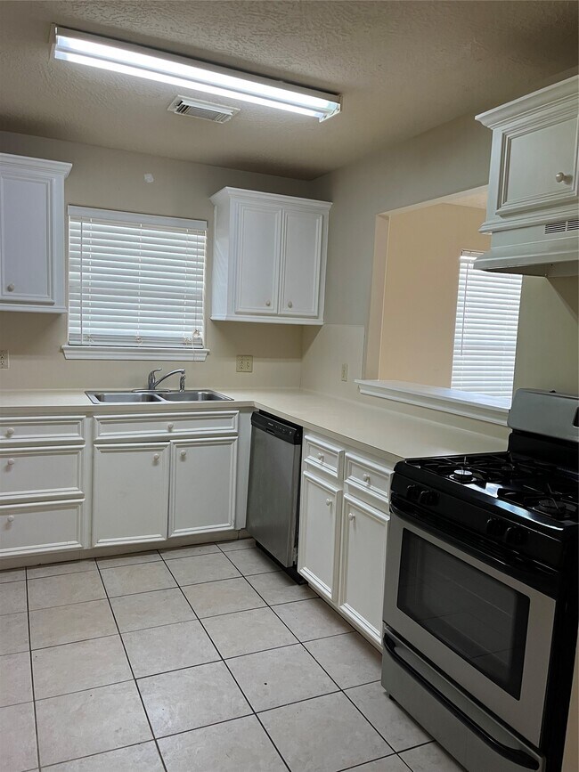 Photo - 321 Holiday St