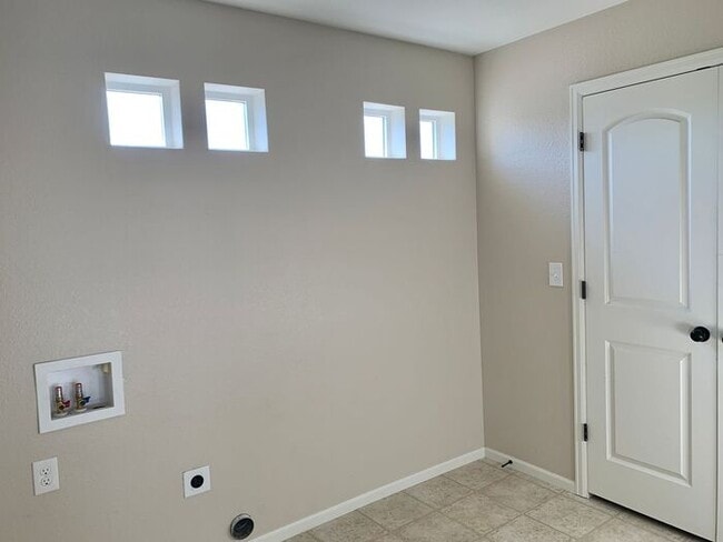 Photo - Gorgeous 2 Bedroom + Den, 2 Bathroom Home in Thompson River Ranch!