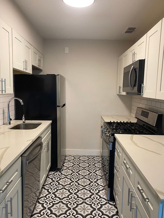 Building Photo - Beautiful 3Bed/1Bath in the Grove Unit 6244 Oakland Ave #213