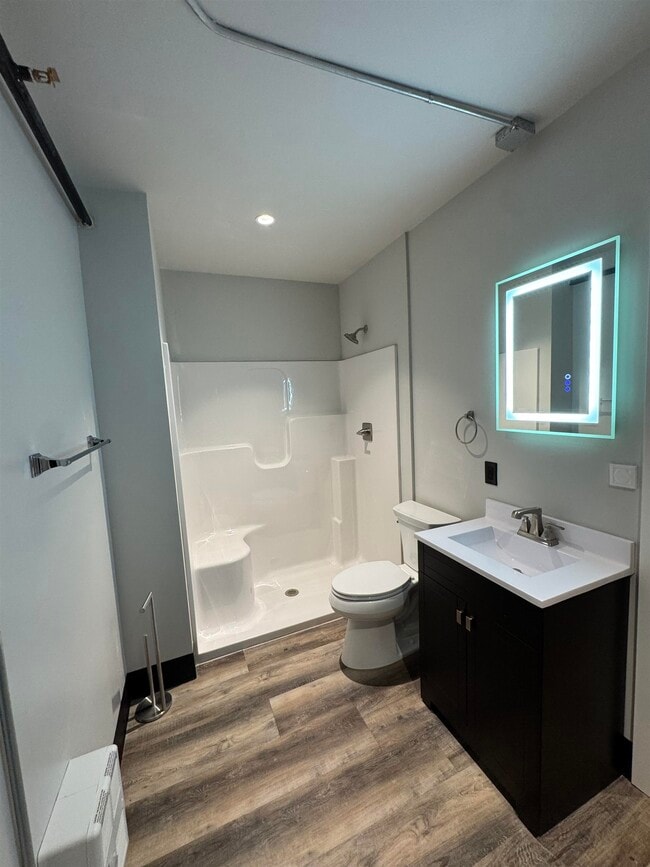 Photo - 824 W 8th St