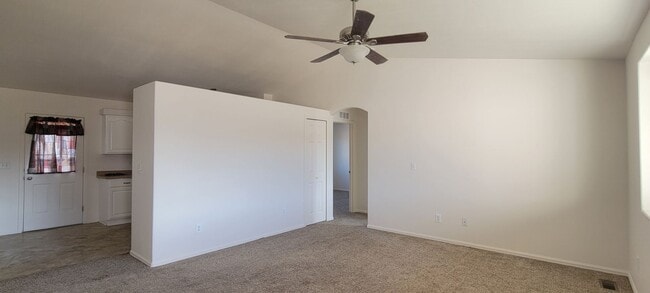 Photo - 840 Heather Pl