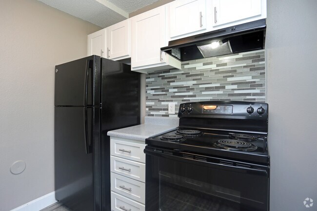 1BR, 1BA - 590 SF