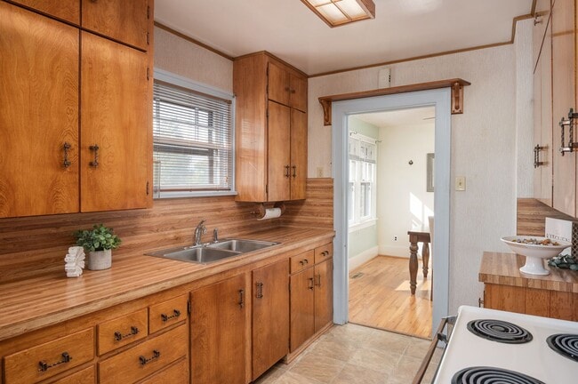 Photo - 3 BEDROOMS, 1.5 BATH HOME, CLOSE TO HOSPITAL AND DOWNTOWN!