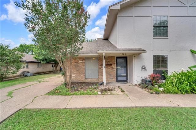 Building Photo - 1205 Fairhaven Dr