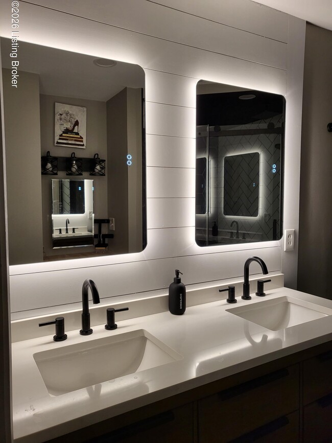 Building Photo - 3004 Linwood Ave