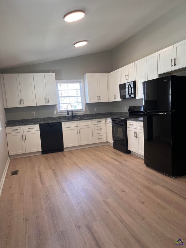 Photo - 202 Sherman St