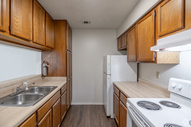 2BR, 1BA - 772SF - Kitchen
