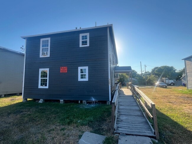 Building Photo - One Bedroom One Bath with Washer and Dryer... Rental
