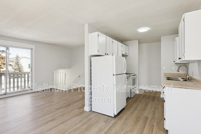 Photo - 4809-4852 52 St