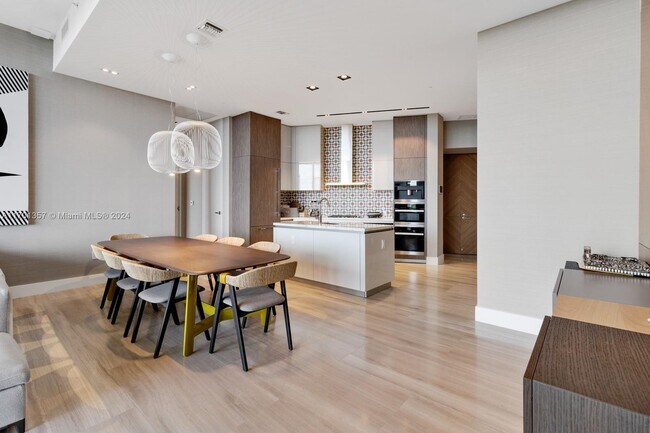 Photo - 2669 S Bayshore Dr Unidad 502N