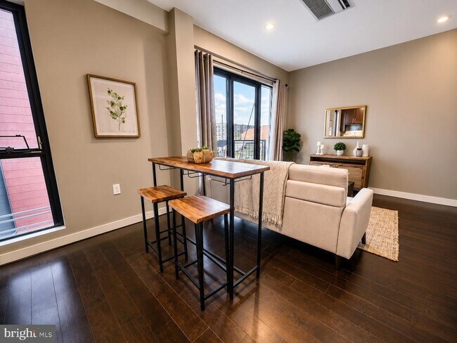 Photo - 1320 Fenwick Ln Unit 203