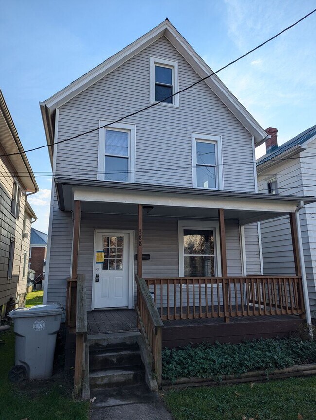 Building Photo - Three Bedroom Home with Lots of Living Space