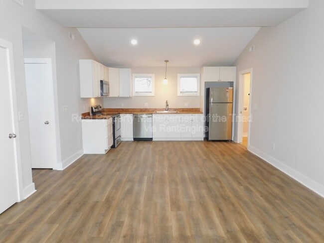 Photo - 934 Albert St SW