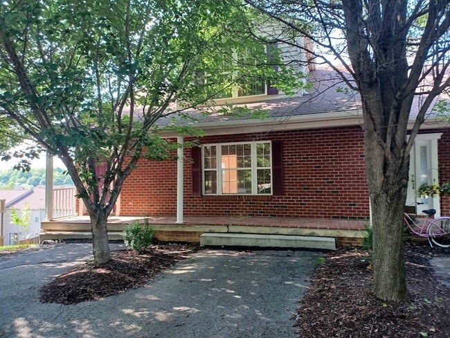 Photo - 365 Tall Oak Blvd NW