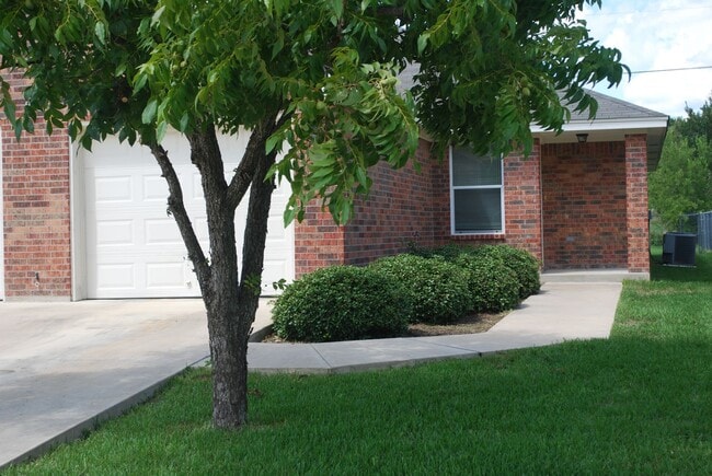 Building Photo - 911 LW Unit 911-B