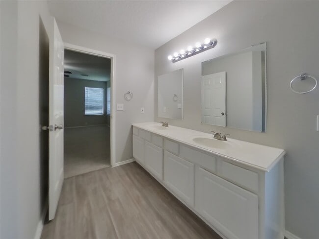 Photo - 18810 Woodbreeze Dr