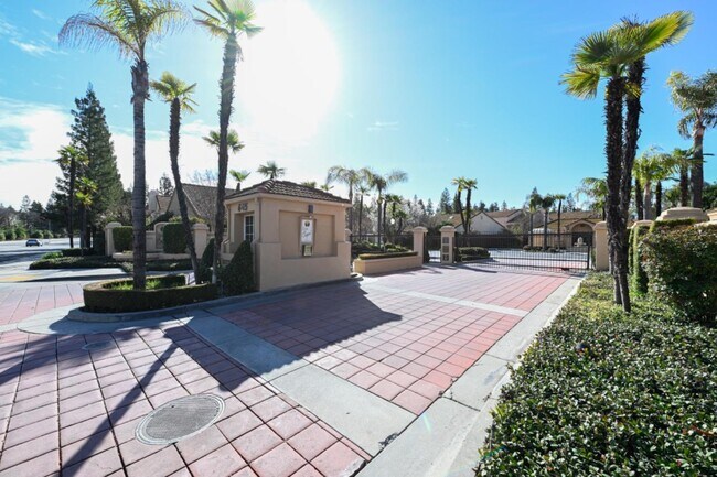 Photo - 645 E Champlain Dr