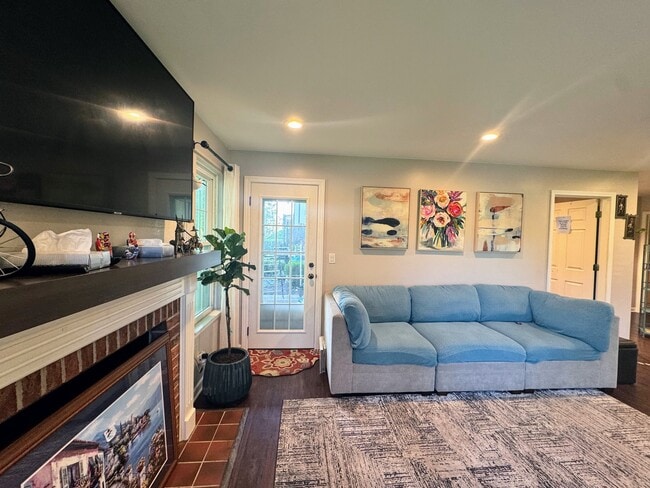 Photo - 115 E Fabish Dr